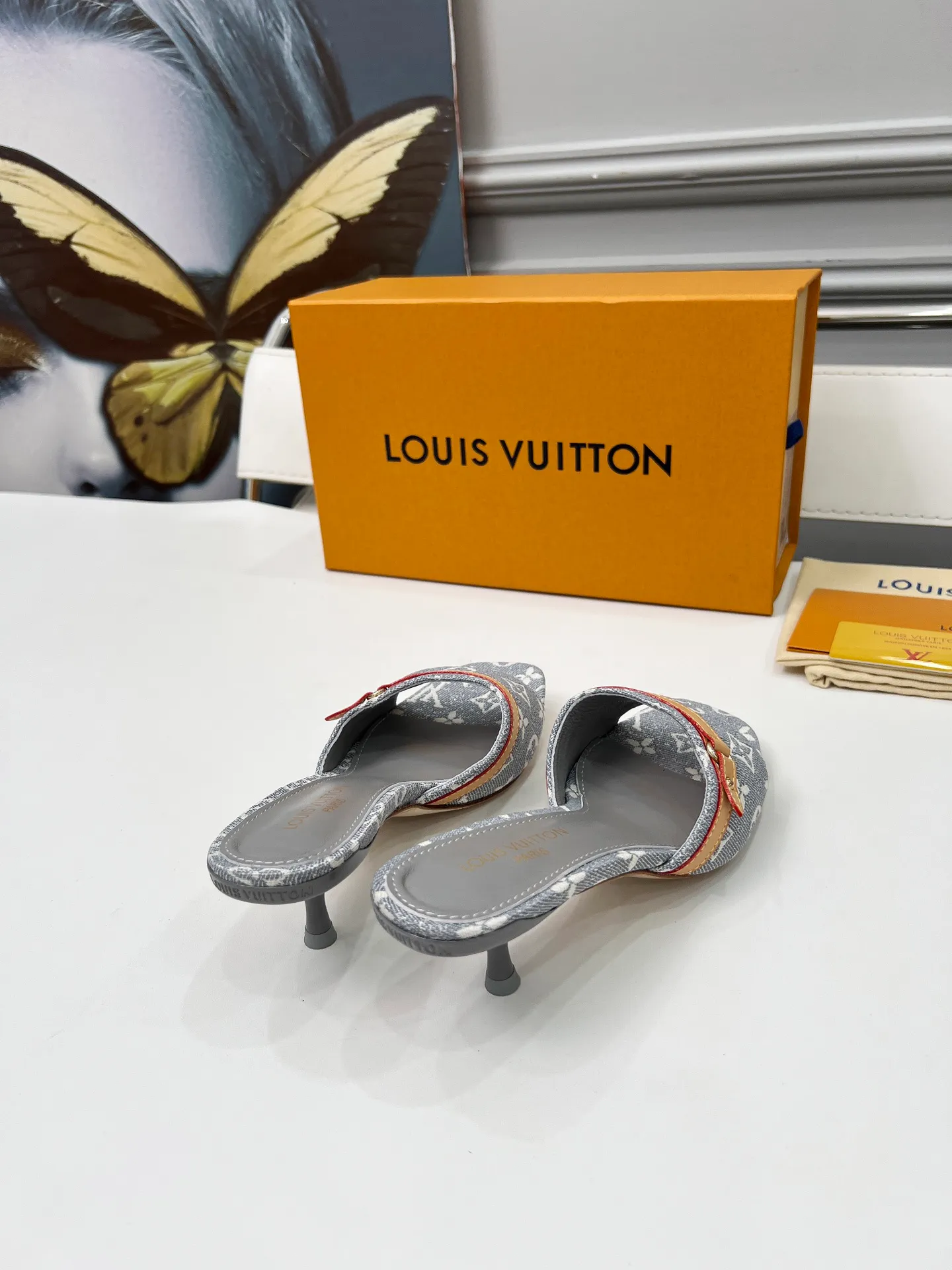 👟👟Ex-factory price 440👟👟 LV new denim kitten heel slippers 2025 summer must-have for goddesses, original replica, super comfortable on the feet. Show off the queen's temperament, the heel height is 9.5CM, which shows your temperament without being tiring. Leather outsole. Standard code: 35-42 (41 and 42 codes are customized, non-returnable and non-exchangeable)
